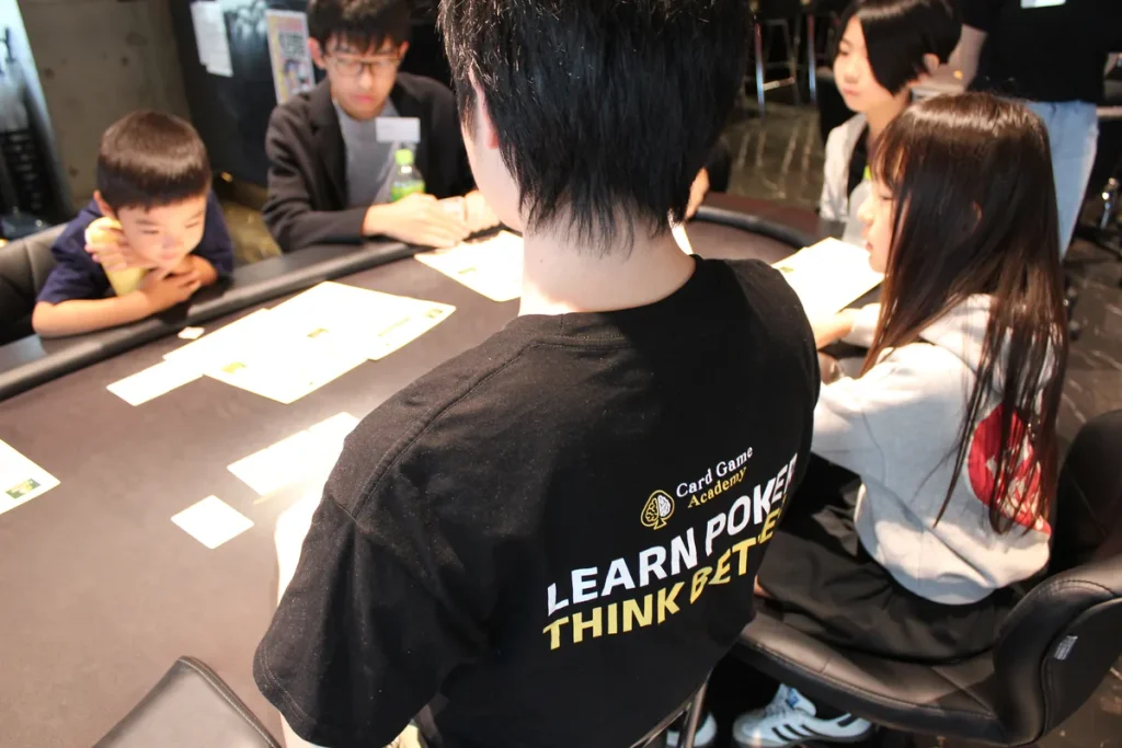 毎週のテーマに沿ったレジュメを見ながら、講師と一緒に考える子どもたち